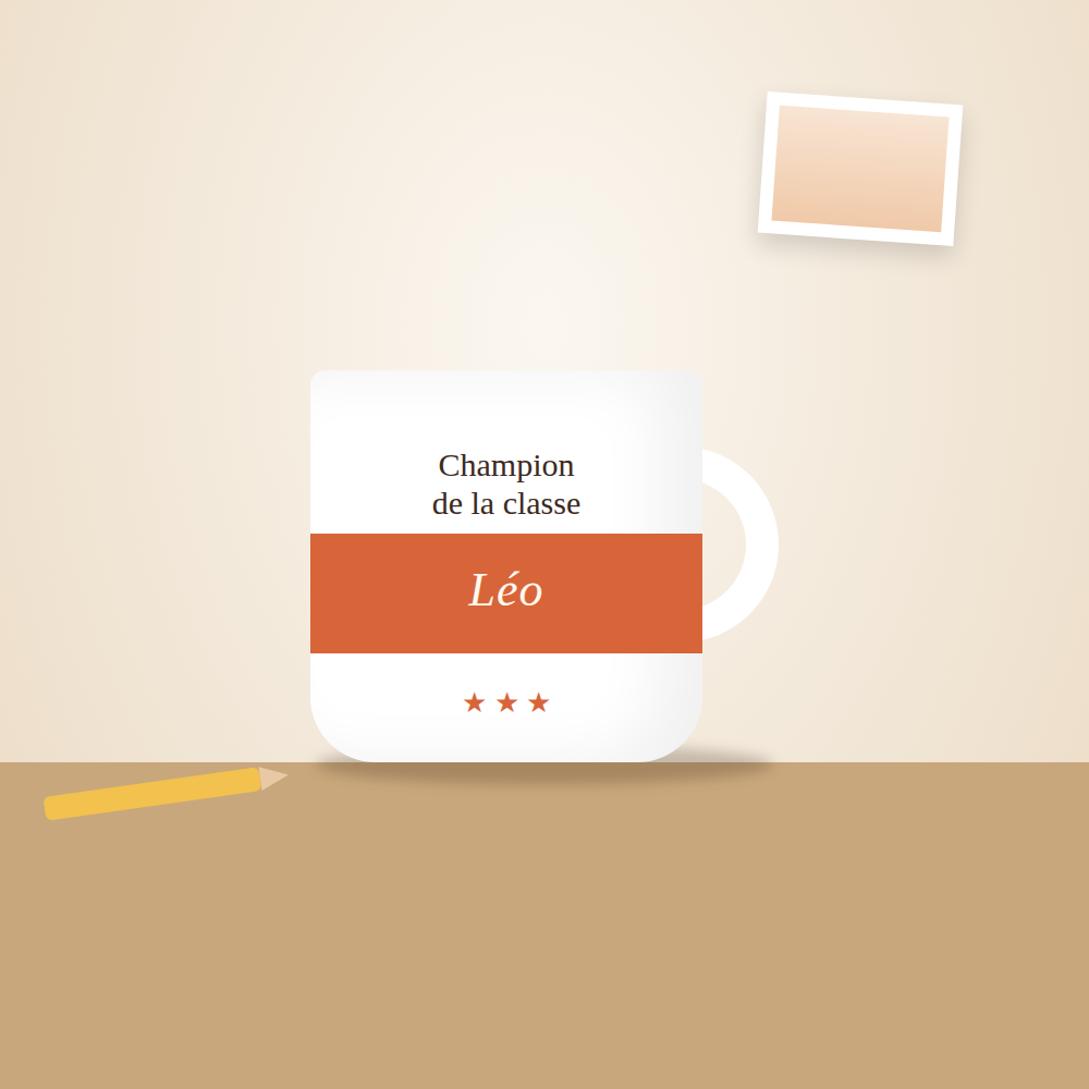 Mug blanc posé sur une table, avec l'inscription « Champion de la classe » et un prénom